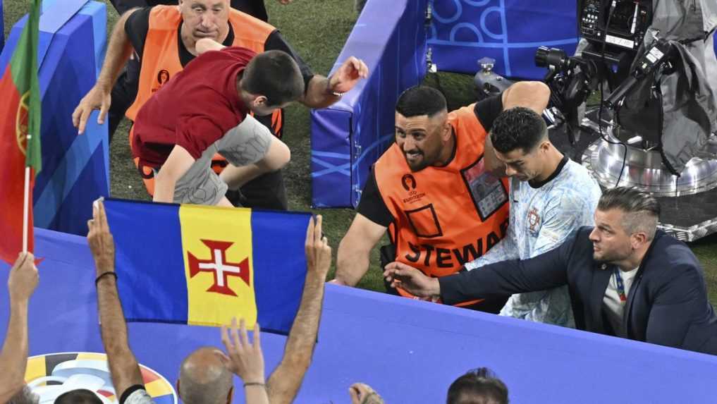 Ronaldo sa musí mať neustále na pozore: Po zápase s Gruzínskom na neho takmer skočil fanúšik