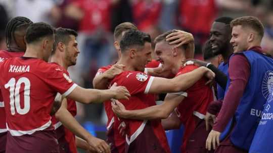 Švajčiarsky hráč Michel Aebischer (tretí sprava) oslavuje so spoluhráčmi po tom, ako strelil druhý gól počas zápasu A-skupiny Maďarsko - Švajčiarsko na ME 2024 vo futbale.