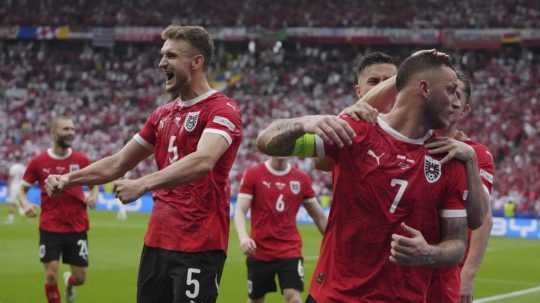 Rakúski futbalisti oslavujú gól v zápase proti Poľsku na EURO 2024.
