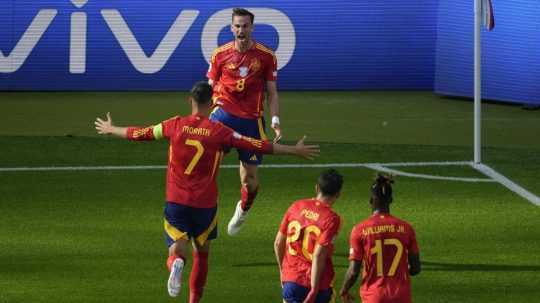 Španielsky stredopoliar Fabian Ruiz oslavuje druhý gól v zápase B skupiny ME vo futbale Španielsko - Chorvátsko.