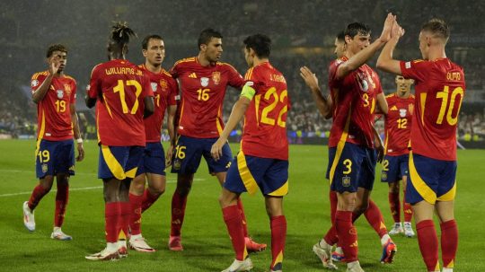 Španieli oslavujú gól v osemfinálovom zápase proti Gruzínsku.
