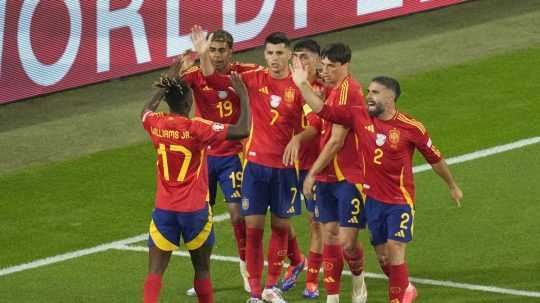 Španielski futbalisti oslavujú gól v zápase proti Taliansku na ME 2024.