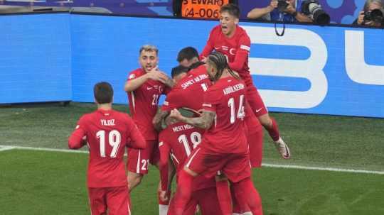 Tureckí hráči oslavujú gól v zápase proti Gruzínsku.