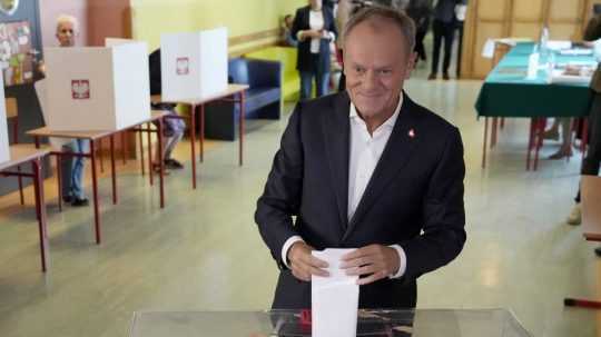 Na snímke poľský premiér Donald Tusk, ktorý vedie centristickú proeurópsku stranu, hlasuje vo voľbách do Európskeho parlamentu vo Varšave v Poľsku v nedeľu 9. júna 2024.