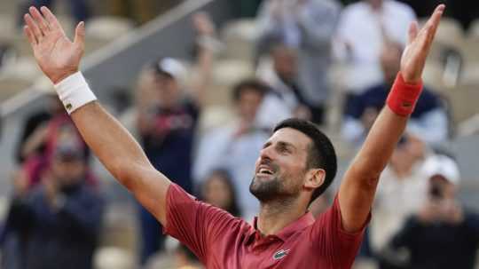 Na snímke srbský tenista Novak Djokoviè postúpil do štvrťfinále dvojhry mužov na grandslamovom turnaji Roland Garros v Paríži.