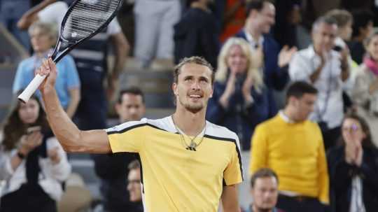 Nemecký tenista Alexander Zverev oslavuje po jeho výhre nad Nórom Casperom Ruudom v semifinále dvojhry na grandslamovom turnaji Roland Garros.