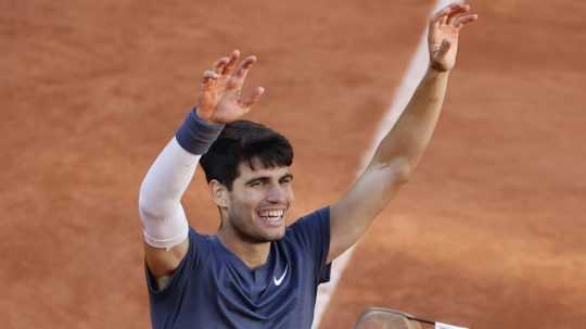 Španielsky tenista Carlos Alcaraz sa raduje po víťazstve nad Nemcom Alexandrom Zverevom vo finále mužskej dvojhry na grandslamovom turnaji Roland Garros v Paríži.
