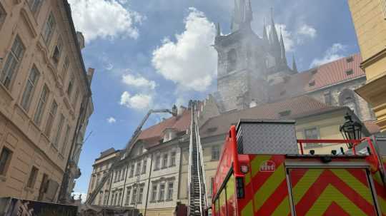 V historickom centre Prahy horí strecha jednej z budov pri Týnskom chráme neďaleko Staromestského námestia.