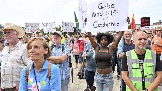 Ľudia demonštrujú proti konferencii národnej strany AfD v nemeckom Essene.