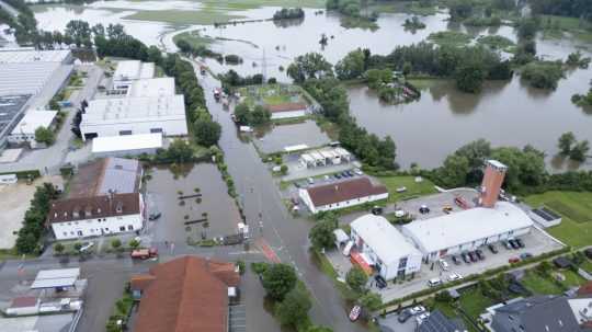 Časti mesta sú zaplavené vodou v nemeckom Reichertshofene v nedeľu 2. júna 2024.