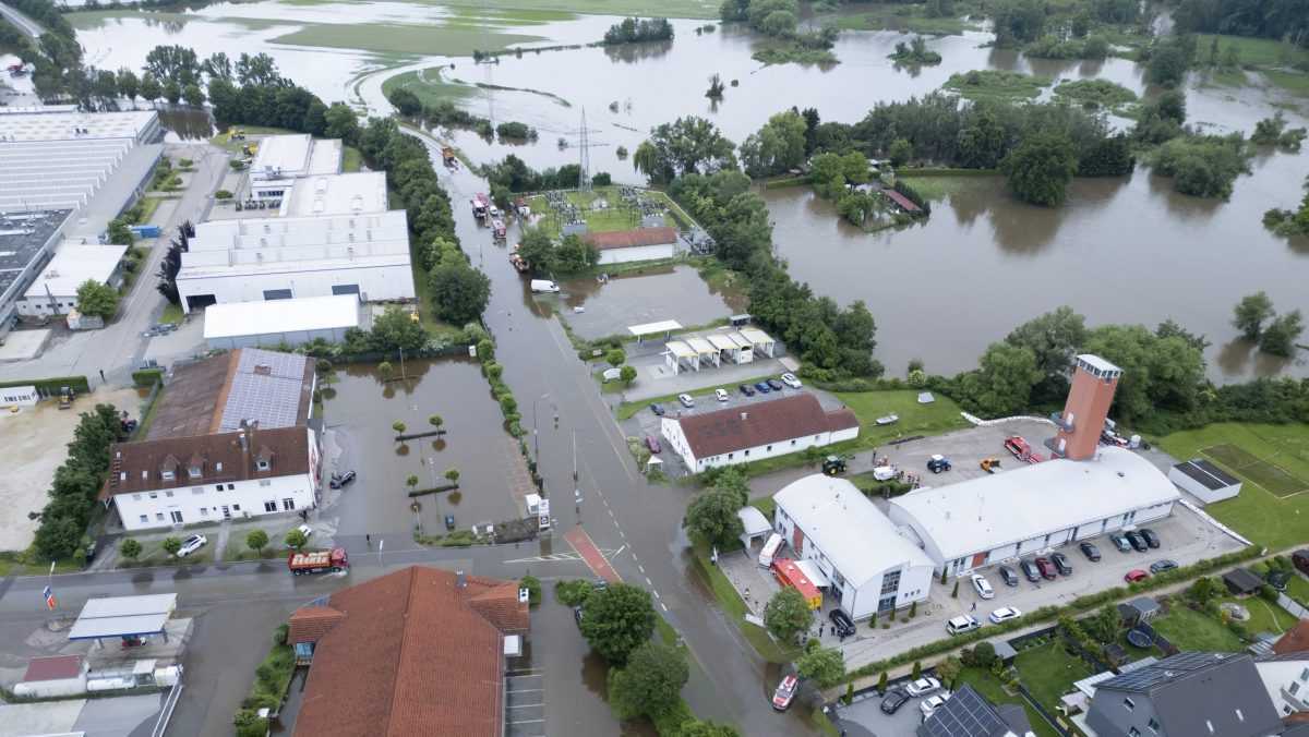 VIDEO: Heftige Regenfälle verwüsten Süddeutschland, zwei Dämme brechen