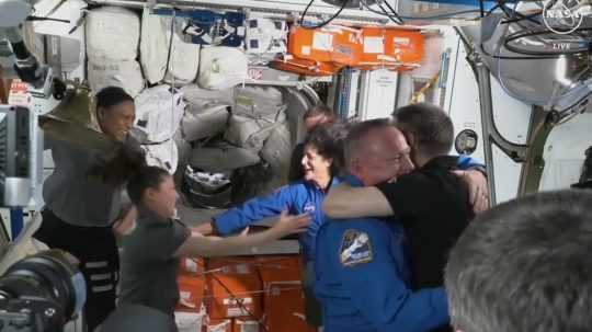 Na snímke príchod posádky Boeingu na ISS.