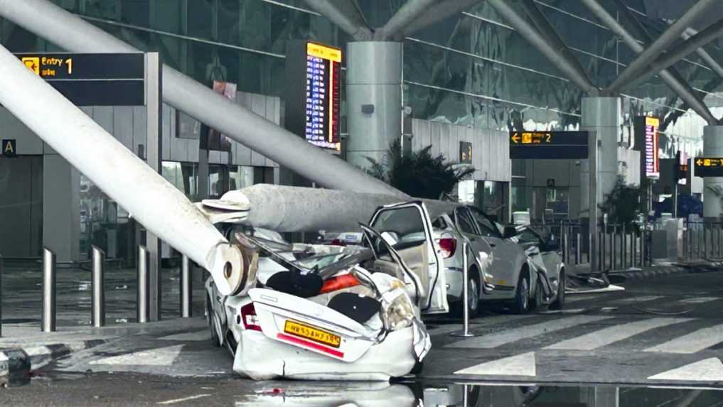 VIDEO: V dôsledku silného dažďa sa zrútila časť strechy letiska v indickom Naí Dillí. Incident si vyžiadal jednu obeť