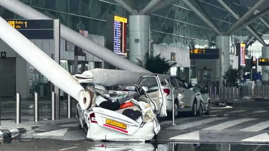 Poškodené autá po zrútení strechy na letisku v Naí Dillí.
