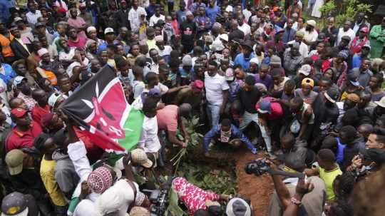 Príbuzní a priatelia pochovávajú telo 19-ročného Ibrahima Kamaua, ktorého zastrelili počas protestov.