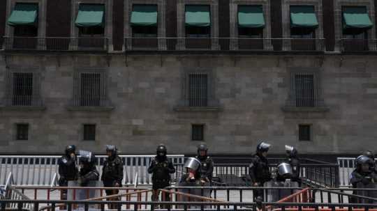 Na snímke mexická polícia počas hlasovania vo voľbách.