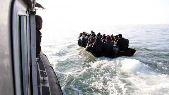 Ilustračná snímka migrantov v člne.