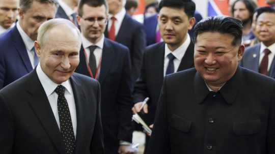 Severokórejský líder Kim Čong-un (vpravo) a ruský prezident Vladimir Putin.