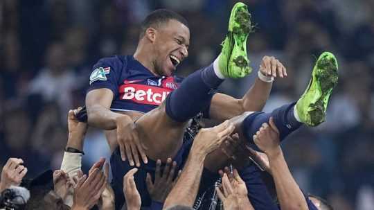 Na snímke futbalisti PSG a Kylian Mbappé oslavujú zisk Francúzskeho pohára 25. mája 2024.