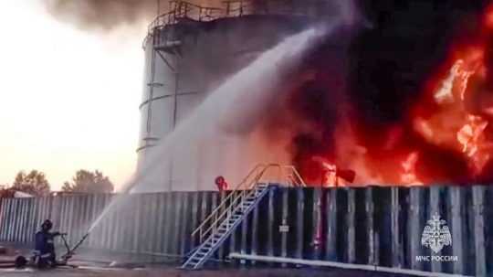 Hasiči zasahujú na mieste požiaru ropných zásobníkov v meste Azov.