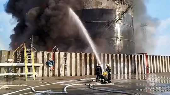 Hasiči zasahujú na mieste požiaru ropných zásobníkov v meste Azov.