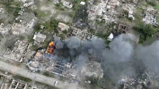 Mesto Vovčansk počas bombardovania ruskou armádou v Charkovskej oblasti.
