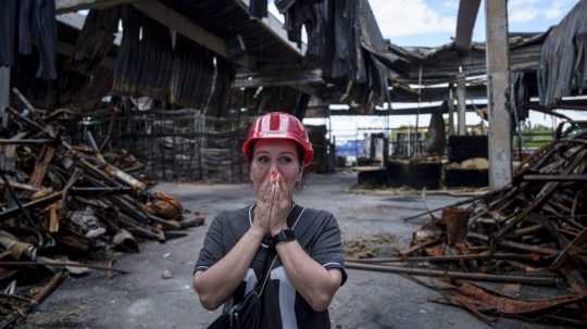 Žena počas prehliadky zničeného supermarketu v meste Charkov.