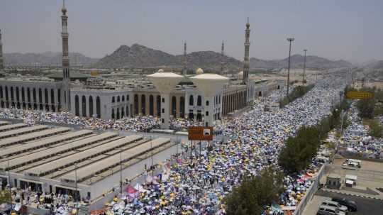 Moslimskí pútnici sa modlia pred mešitou Nimrah počas druhého dňa každoročnej púte hadždž v Mekke.