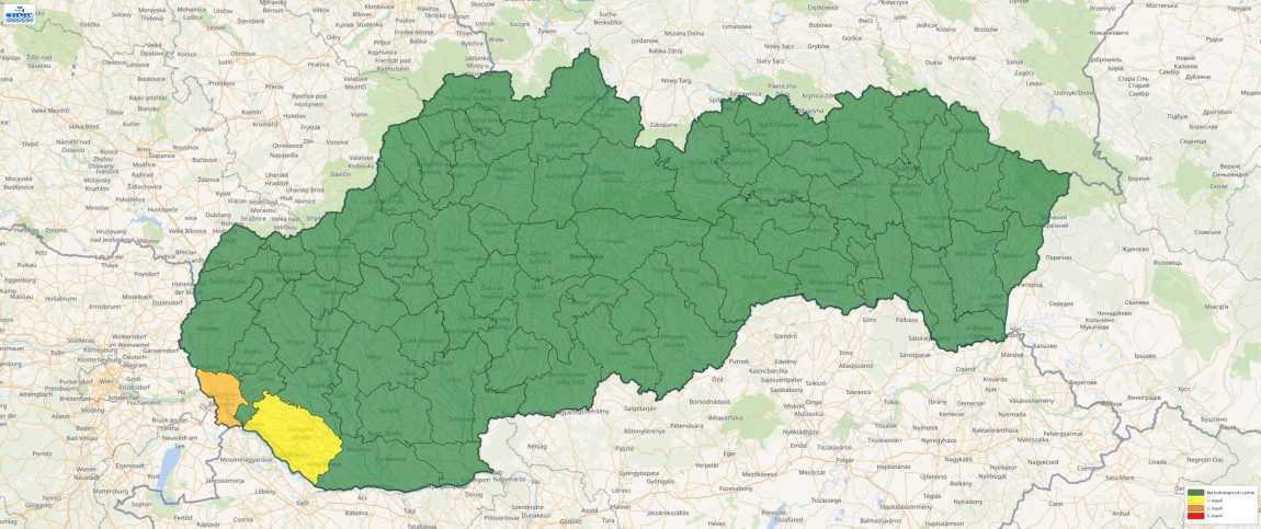 Mapa Slovenska s platnými hydrologickými výstrahami.