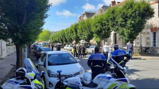 Desaťročné dievča zomrelo vo francúzskom meste La Rochelle po tom, čo do skupiny 12 detí na bicykloch vrazila autom 83-ročná vodička