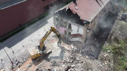 V Čadci začali búrať zdevastovaný bytový dom.