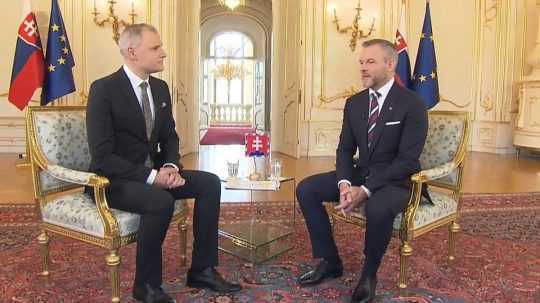 Na snímke prezident SR Peter Pellegrini (vpravo) a moderátor RTVS Ľubomír Bajaník v Prezidentskom paláci.