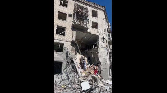 Obytný dom zasiahnutý ruskou riadenou bombou.