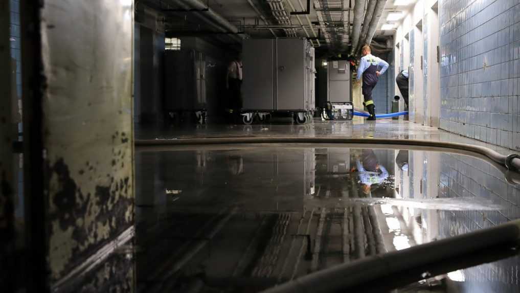 FOTO: Zatopenú nemocnicu v Nových Zámkoch uzavreli. Niektoré oddelenia ostali bez elektriny