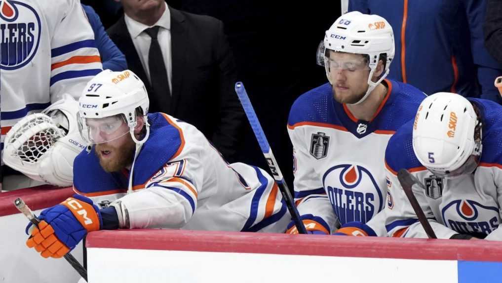 Hráči Edmontonu po prehratom poslednom zápase finále play off NHL.