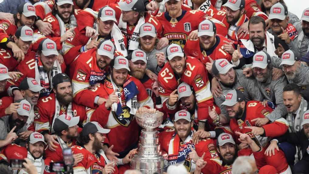 Hráči Floridy Panthers oslavujú zisk Stanley cupu.