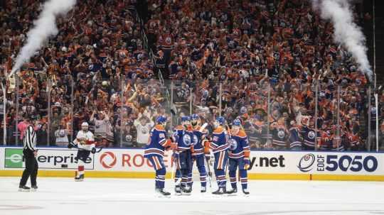 Hráči Edmontonu Oilers oslavujú gól proti Floride Panthers.