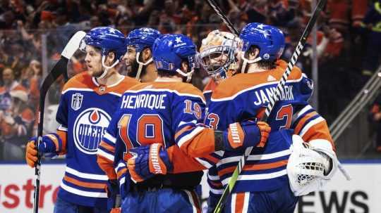 Hokejisti Edmontonu Oilers sa tešia po strelení gólu.