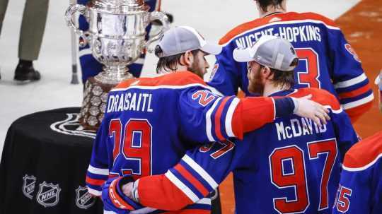 Hokejisti Edmontonu Oilers sa tešia z víťazstva v Západnej konferencii.