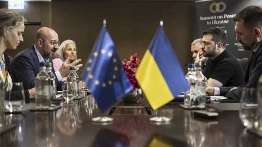 Ukrajinský prezident Volodymyr Zelenskyj a predseda Európskej rady Charles Michel.