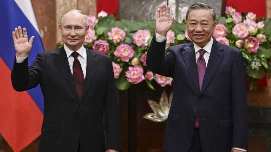 Zľava ruský prezident Voladimir Putin a vietnamský prezident To Lam.