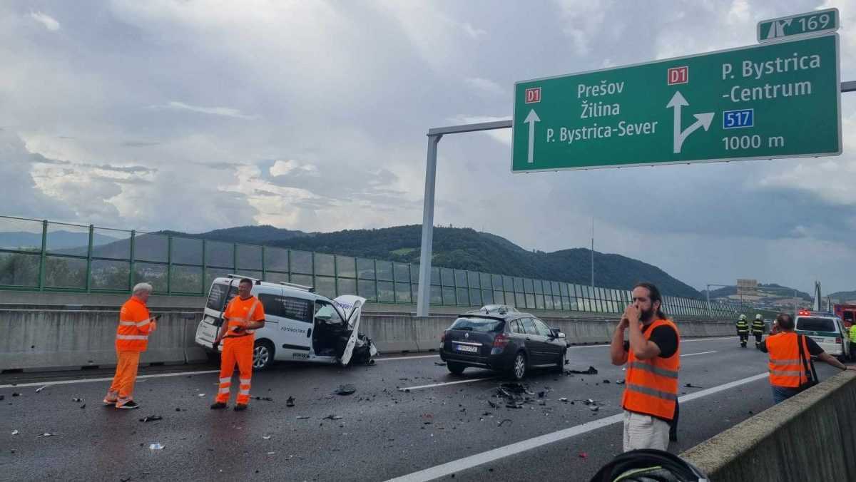 Hromadn Nehoda Na Dia Nici D Zrazilo Sa Najmenej Desa Ut Spr Vy Rtvs