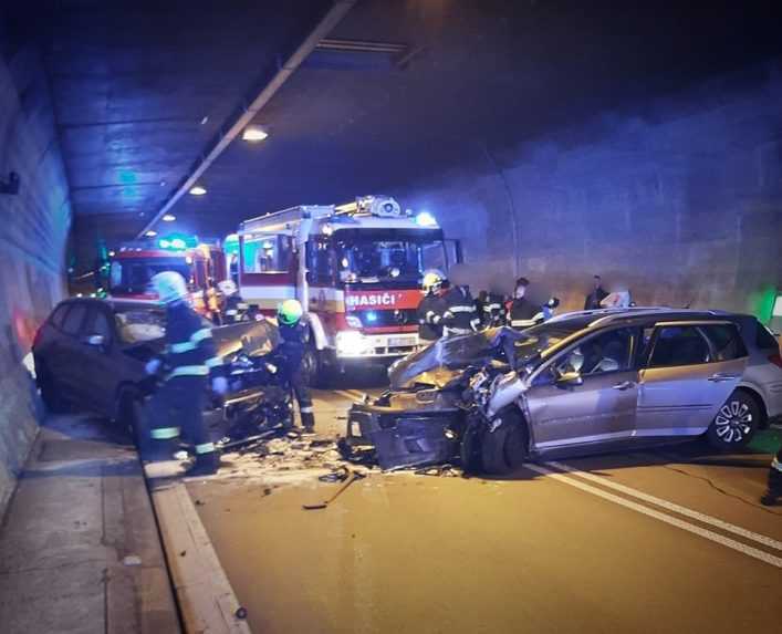 Nehoda v tuneli Branisko si vyžiadala niekoľko zranených, medzi nimi boli aj maloletí