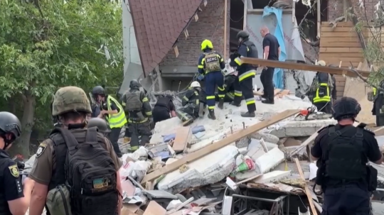 Záchranári po ruskom útoku na predmestí Charkova.