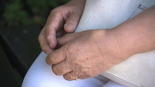 Ilustračná snímka rúk seniorky.