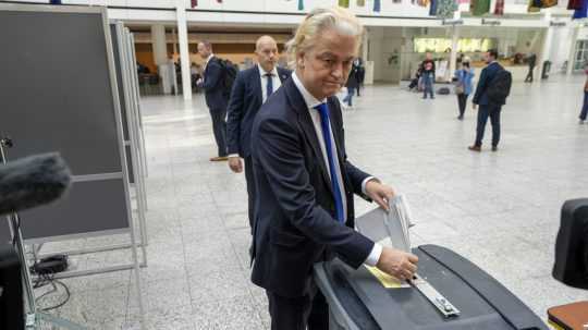 Na snímke líder holandskej Strany slobody Geert Wilders počas volieb do europarlamentu v Haagu.