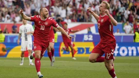 Dánsky hráč Christian Eriksen (vľavo) oslavuje po tom, ako strelil úvodný gól počas zápasu C-skupiny Slovinsko - Dánsko na ME 2024 vo futbale.