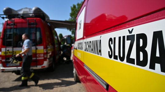 Príslušníci Hasičského a záchranného zboru SR zasahujú pri požiari.