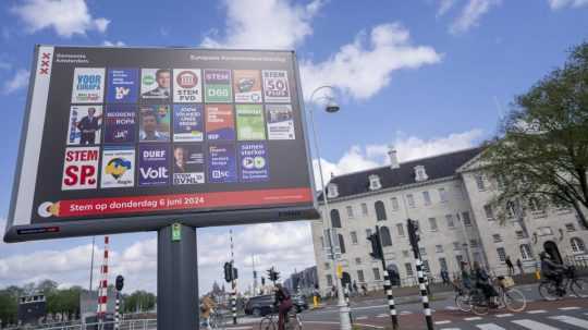 Na snímke billboard k eurovoľbám v Holandsku.