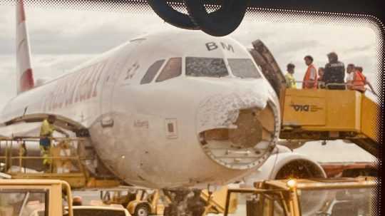Na snímke poškodené lietadlo.